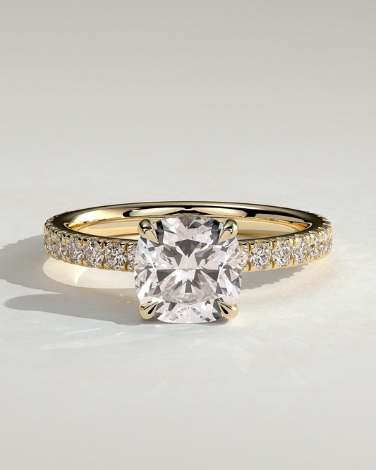 Noémie – Cushion Verlobungsring mit Hidden Halo & Pavé in 14k/18k Gelbgold mit Labordiamant | Élysée Diamonds