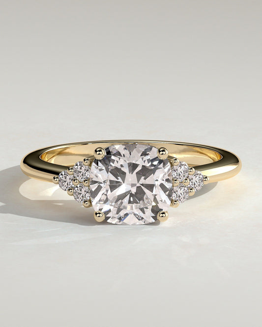 Adeline – Cushion Solitär Verlobungsring mit Seitensteinen in 14k/18k Gelbgold mit Labordiamant | Élysée Diamonds