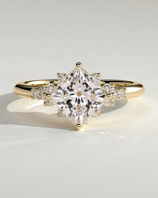 Marielle – Princess Verlobungsring mit Seitensteinen in 14k/18k Gelbgold mit Labordiamant | Élysée Diamonds