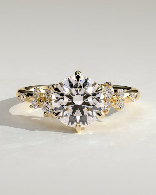 Rosalie – Runder Solitär Verlobungsring mit Seitensteinen in 14k/18k Gelbgold mit Labordiamant | Élysée Diamonds