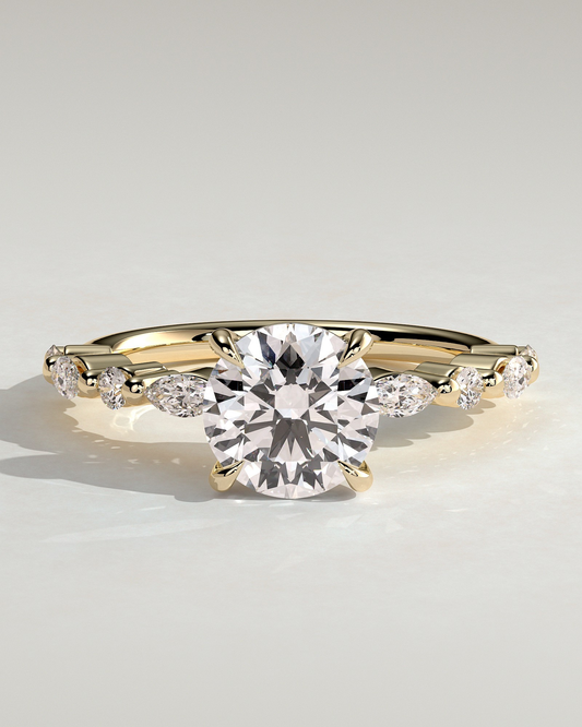 Emmeline – Runder Solitär Verlobungsring mit Akzentsteinen in 14k/18k Gelbgold mit Labordiamant | Élysée Diamonds