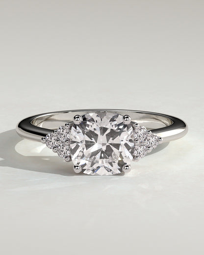 Adeline – Cushion Solitär Verlobungsring mit Seitensteinen in 14k/18k Weißgold mit Labordiamant | Élysée Diamonds