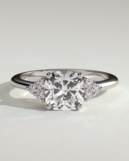 Adeline – Cushion Solitär Verlobungsring mit Seitensteinen in 14k/18k Weißgold mit Labordiamant | Élysée Diamonds