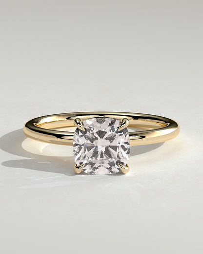 Vivienne – Cushion Solitär Verlobungsring in 14k/18k Gelbgold mit Labordiamant | Élysée Diamonds