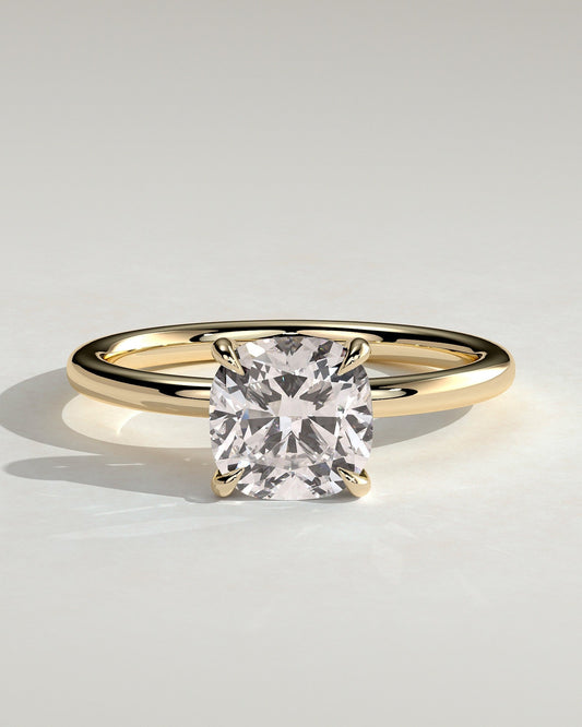 Vivienne – Cushion Solitär Verlobungsring in 14k/18k Gelbgold mit Labordiamant | Élysée Diamonds