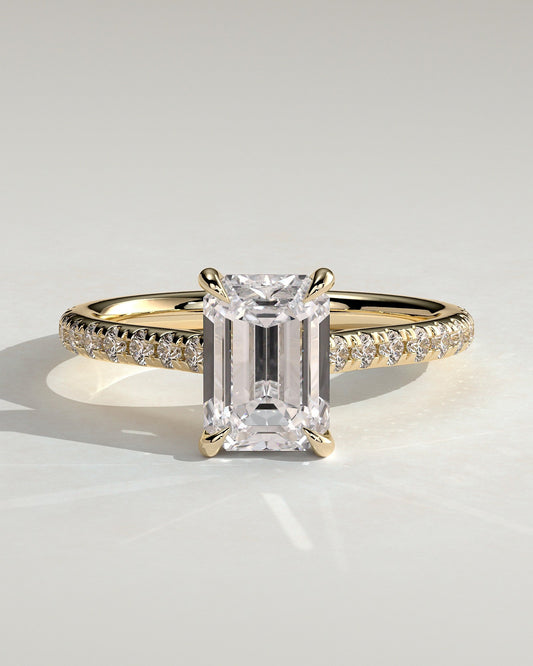 Isola – Emerald Verlobungsring mit Hidden Halo & Pavé in 14k/18k Gelbgold mit Labordiamant | Élysée Diamonds