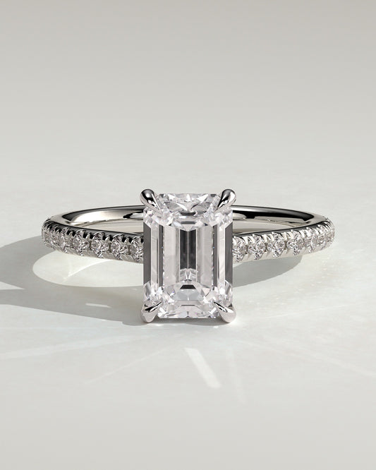 Isola – Emerald Verlobungsring mit Hidden Halo & Pavé in 14k/18k Weißgold mit Labordiamant | Élysée Diamonds