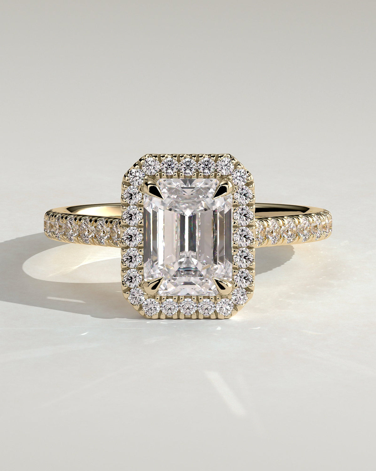 Elodie – Emerald Verlobungsring mit Halo & Pavé in 14k/18k Gelbgold mit Labordiamant | Élysée Diamonds