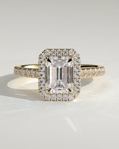 Elodie – Emerald Verlobungsring mit Halo & Pavé in 14k/18k Gelbgold mit Labordiamant | Élysée Diamonds