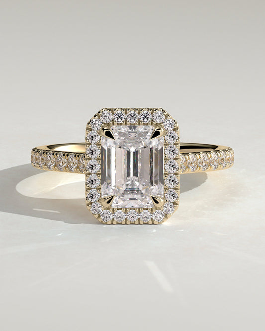 Elodie – Emerald Verlobungsring mit Halo & Pavé in 14k/18k Gelbgold mit Labordiamant | Élysée Diamonds