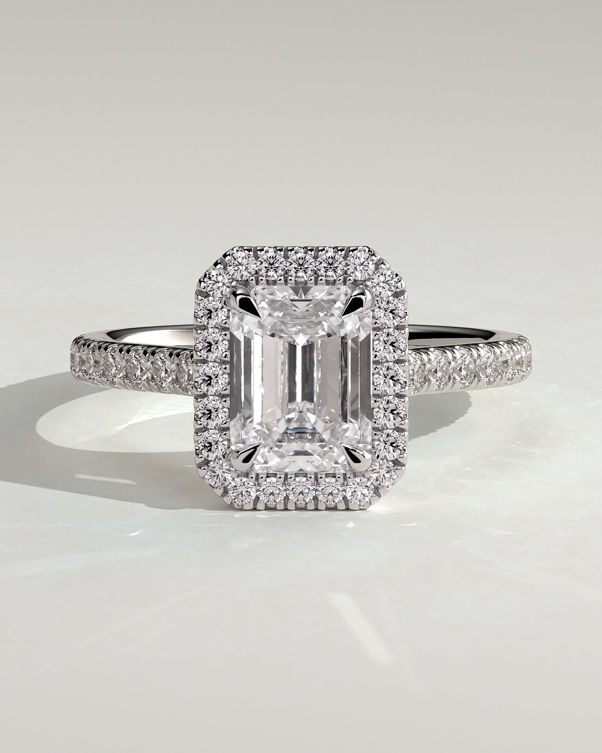 Elodie – Emerald Verlobungsring mit Halo & Pavé in 14k/18k Weißgold mit Labordiamant | Élysée Diamonds