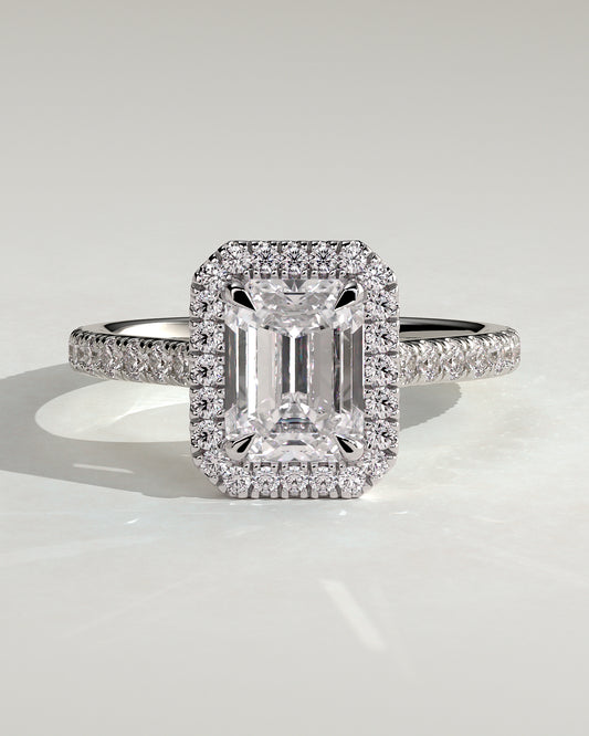 Elodie – Emerald Verlobungsring mit Halo & Pavé in 14k/18k Weißgold mit Labordiamant | Élysée Diamonds