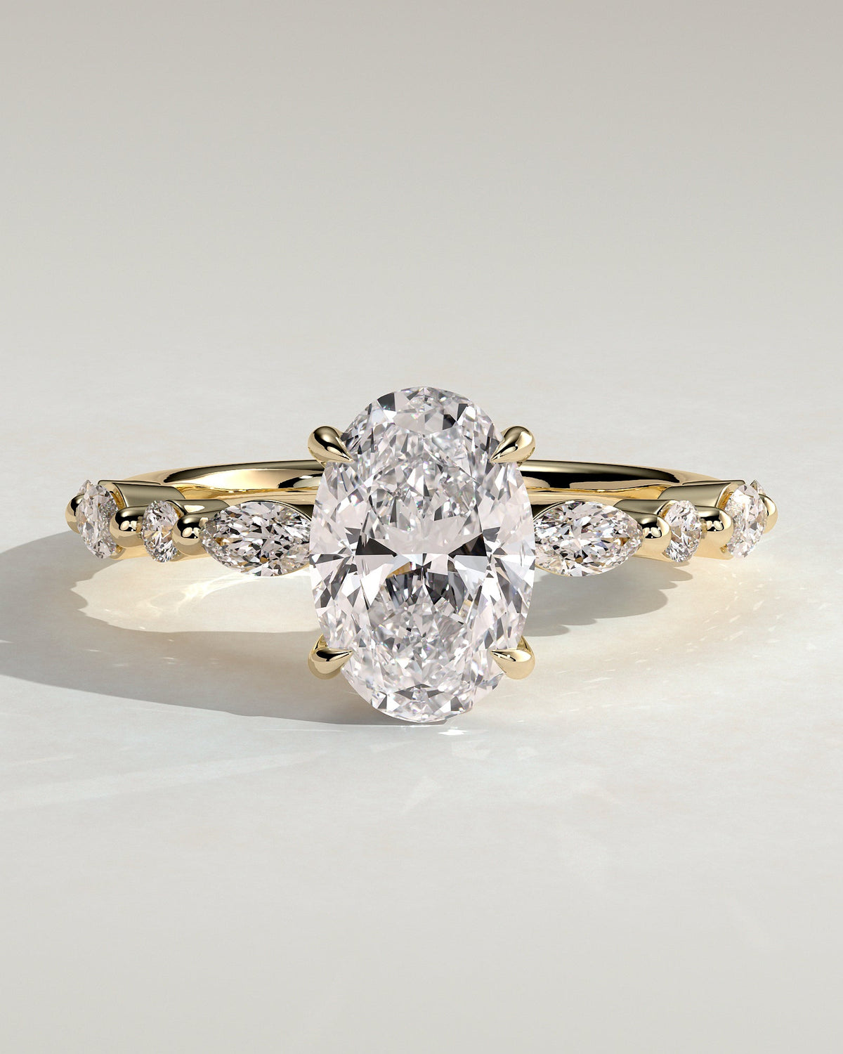 Étoile – Ovaler Solitär Verlobungsring mit Akzentsteinen in 14k/18k Gelbgold mit Labordiamant | Élysée Diamonds
