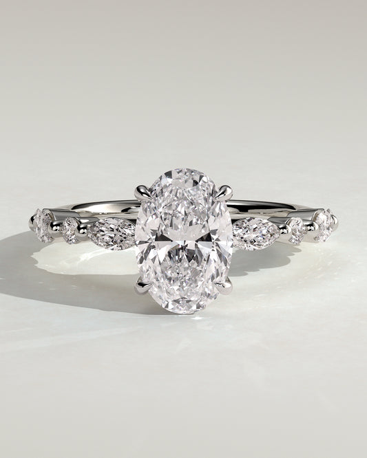 Étoile – Ovaler Solitär Verlobungsring mit Akzentsteinen in 14k/18k Weißgold mit Labordiamant | Élysée Diamonds