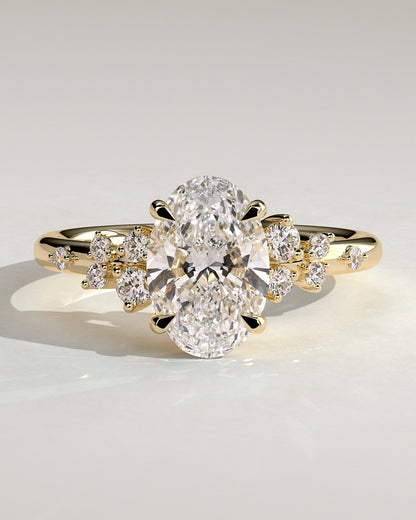 Celestia – Ovaler Solitär Verlobungsring mit Seitensteinen in 14k/18k Gelbgold mit Labordiamant | Élysée Diamonds