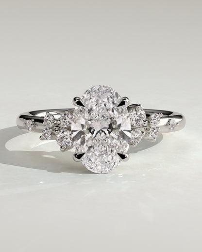 Celestia – Ovaler Solitär Verlobungsring mit Seitensteinen in 14k/18k Weißgold mit Labordiamant | Élysée Diamonds