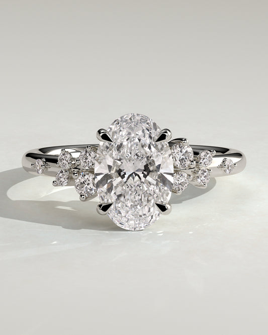 Celestia – Ovaler Solitär Verlobungsring mit Seitensteinen in 14k/18k Weißgold mit Labordiamant | Élysée Diamonds