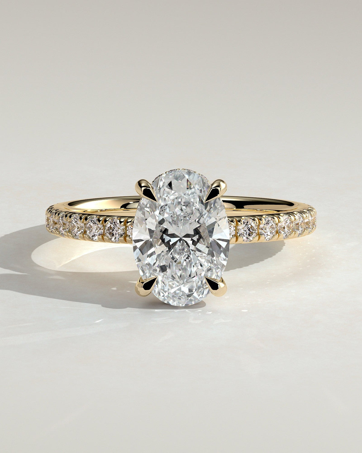 Aveline – Ovaler Solitär Verlobungsring mit Hidden Halo & Pavé in 14k/18k Gelbgold mit Labordiamant | Élysée Diamonds