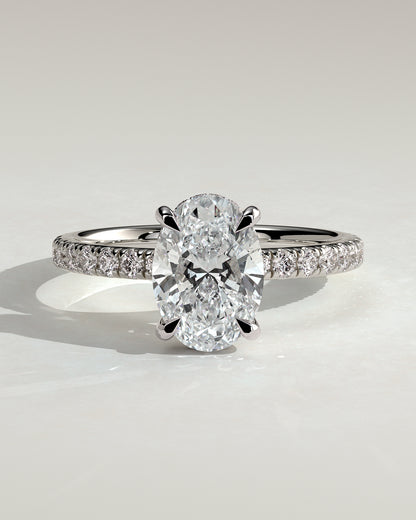 Aveline – Ovaler Solitär Verlobungsring mit Hidden Halo & Pavé in 14k/18k Weißgold mit Labordiamant | Élysée Diamonds