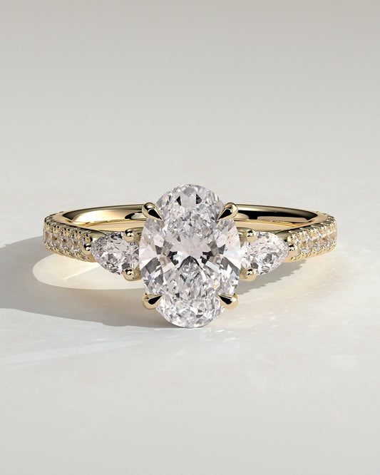 Serena – Ovaler Trilogy Verlobungsring mit Pavé in 14k/18k Gelbgold mit Labordiamant | Élysée Diamonds
