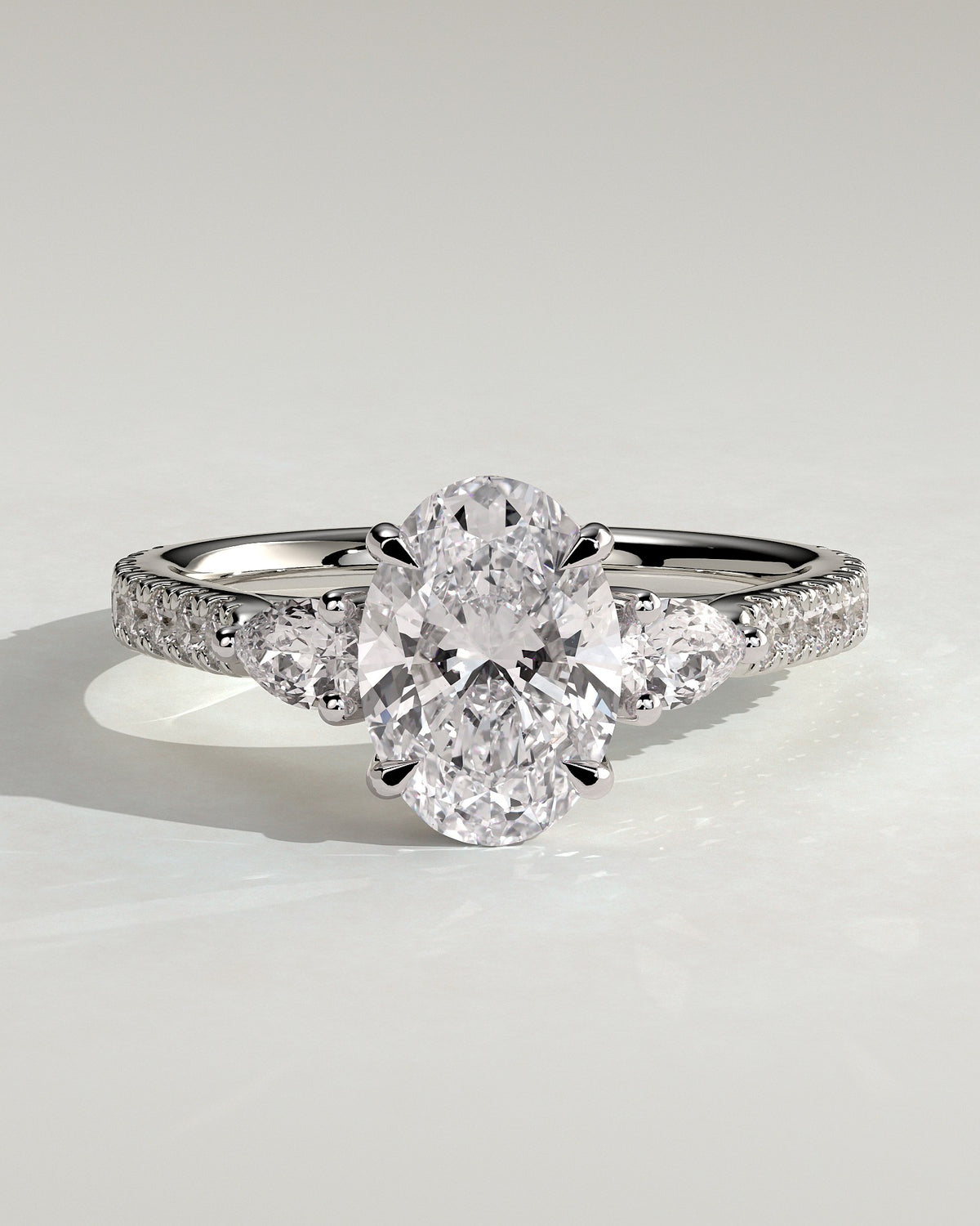 Serena – Ovaler Trilogy Verlobungsring mit Pavé in 14k/18k Weißgold mit Labordiamant | Élysée Diamonds