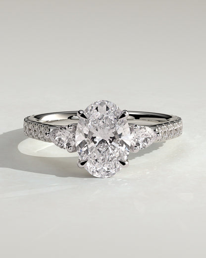 Serena – Ovaler Trilogy Verlobungsring mit Pavé in 14k/18k Weißgold mit Labordiamant | Élysée Diamonds