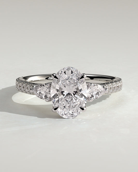 Serena – Ovaler Trilogy Verlobungsring mit Pavé in 14k/18k Weißgold mit Labordiamant | Élysée Diamonds