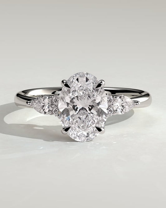 Souline – Ovaler Trilogy Verlobungsring in 14k/18k Weißgold mit Labordiamant | Élysée Diamonds