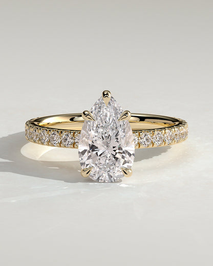 Elara – Pear Solitär Verlobungsring mit Pavé in 14k/18k Gelbgold mit Labordiamant | Élysée Diamonds