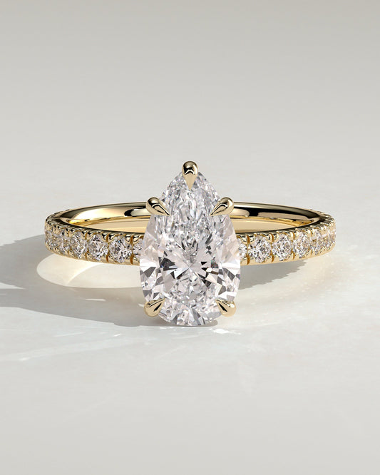 Elara – Pear Solitär Verlobungsring mit Pavé in 14k/18k Gelbgold mit Labordiamant | Élysée Diamonds