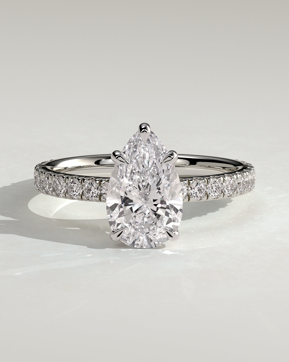 Elara – Pear Solitär Verlobungsring mit Pavé in 14k/18k Weißgold mit Labordiamant | Élysée Diamonds