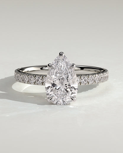 Elara – Pear Solitär Verlobungsring mit Pavé in 14k/18k Weißgold mit Labordiamant | Élysée Diamonds