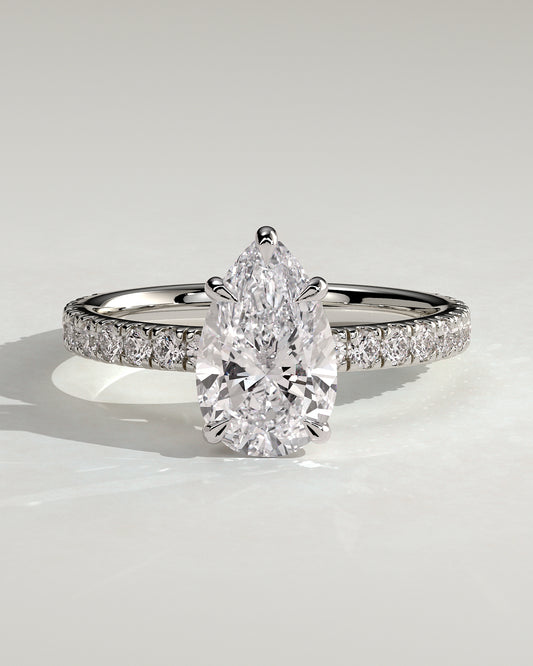 Elara – Pear Solitär Verlobungsring mit Pavé in 14k/18k Weißgold mit Labordiamant | Élysée Diamonds
