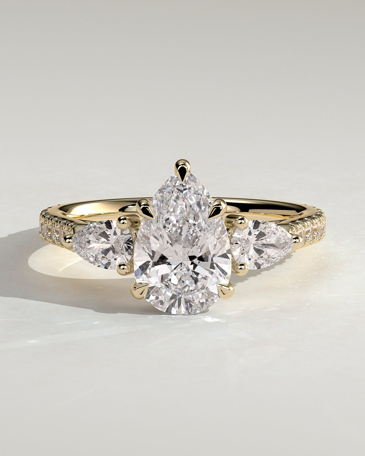 Avelia – Pear Trilogy Verlobungsring mit Pavé in 14k/18k Gelbgold mit Labordiamant | Élysée Diamonds