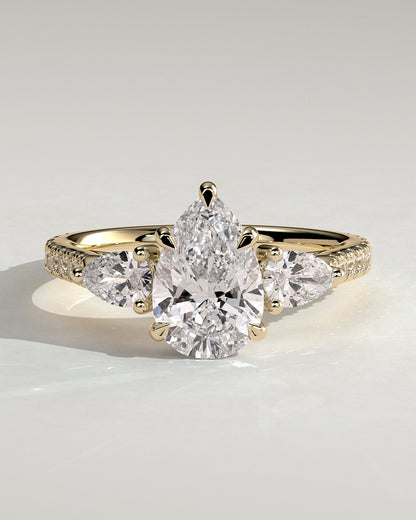 Avelia – Pear Trilogy Verlobungsring mit Pavé in 14k/18k Gelbgold mit Labordiamant | Élysée Diamonds