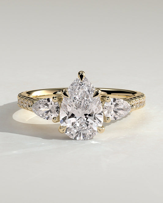 Avelia – Pear Trilogy Verlobungsring mit Pavé in 14k/18k Gelbgold mit Labordiamant | Élysée Diamonds