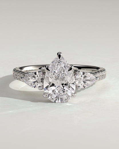 Avelia – Pear Trilogy Verlobungsring mit Pavé in 14k/18k Weißgold mit Labordiamant | Élysée Diamonds
