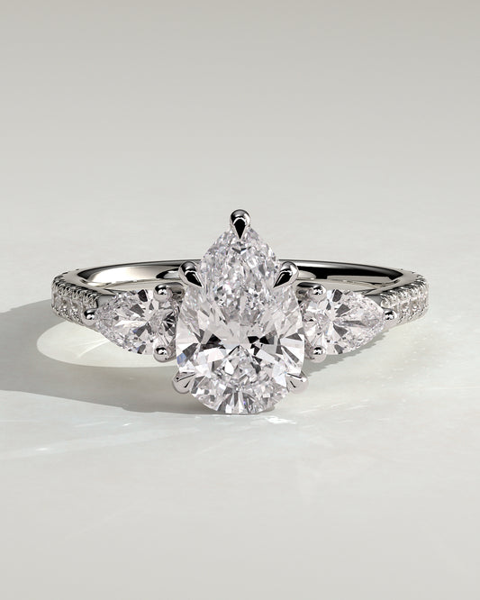 Avelia – Pear Trilogy Verlobungsring mit Pavé in 14k/18k Weißgold mit Labordiamant | Élysée Diamonds
