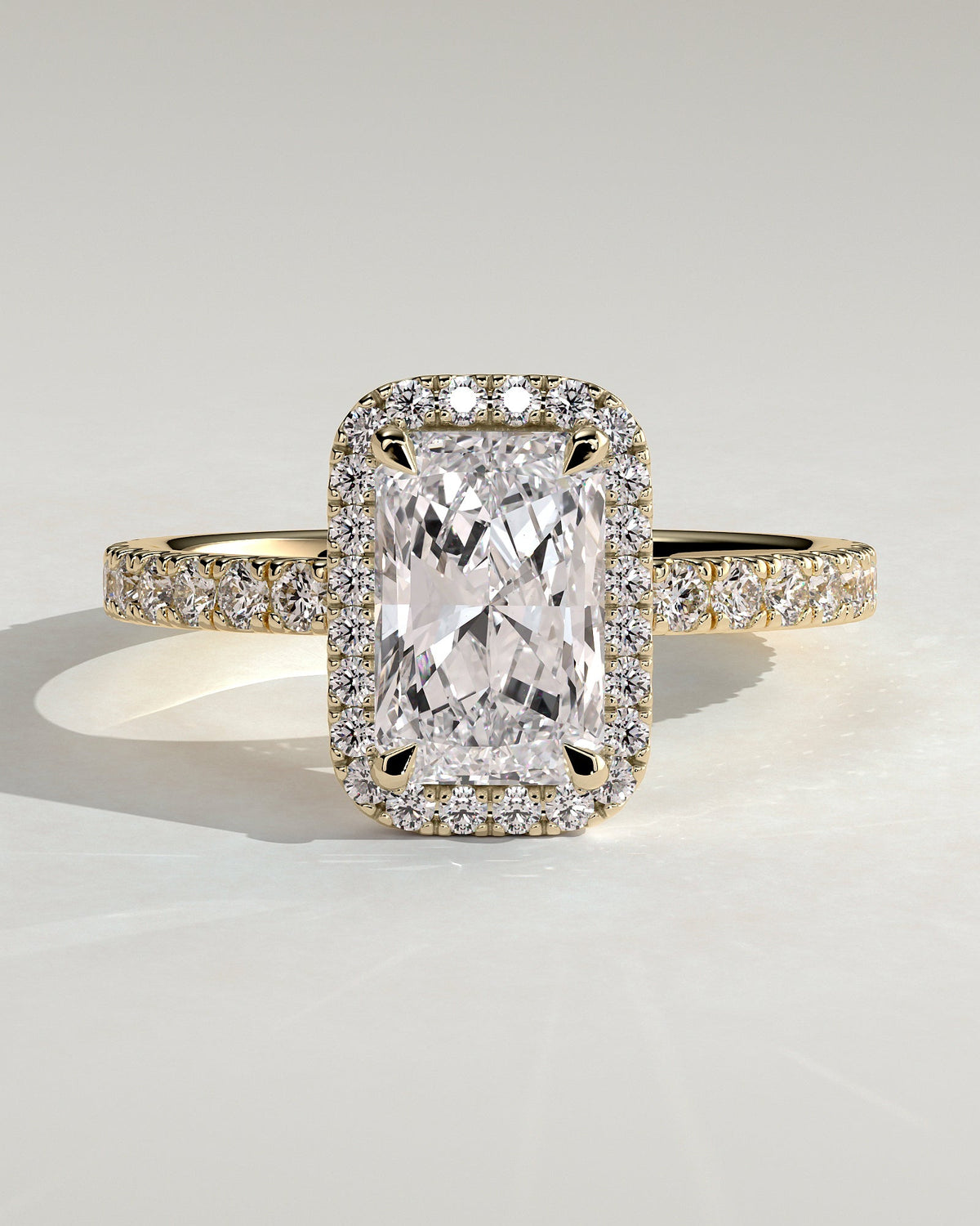 Alora – Radiant Verlobungsring mit Halo & Pavé in 14k/18k Gelbgold mit Labordiamant | Élysée Diamonds