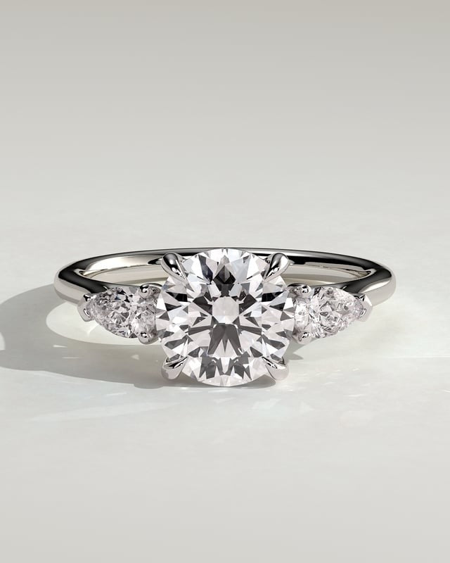 Sorelle – Runder Trilogy Verlobungsring in 14k/18k Weißgold mit Labordiamant | Élysée Diamonds