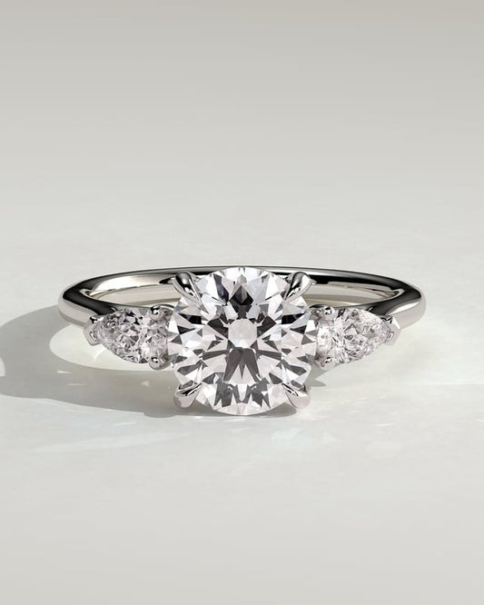 Sorelle – Runder Trilogy Verlobungsring in 14k/18k Weißgold mit Labordiamant | Élysée Diamonds