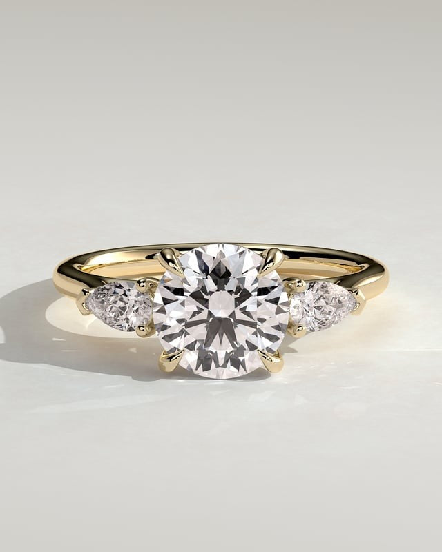 Sorelle – Runder Trilogy Verlobungsring in 14k/18k Gelbgold mit Labordiamant | Élysée Diamonds