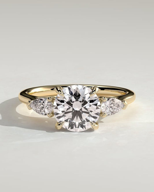 Sorelle – Runder Trilogy Verlobungsring in 14k/18k Gelbgold mit Labordiamant | Élysée Diamonds
