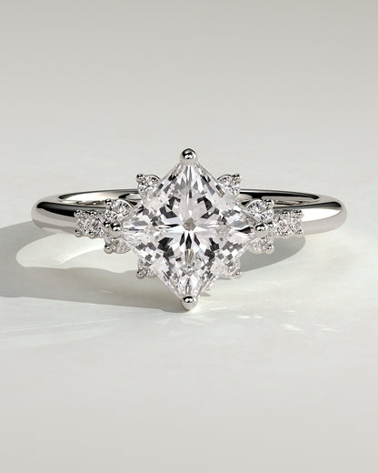 Marielle – Princess Verlobungsring mit Seitensteinen in 14k/18k Weißgold mit Labordiamant | Élysée Diamonds