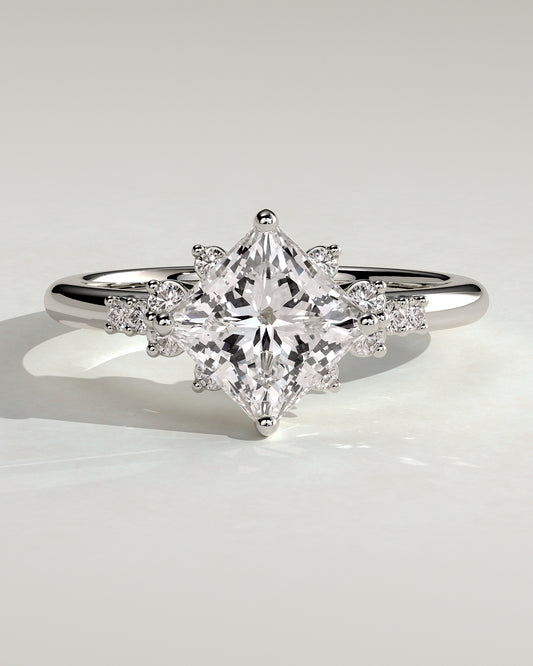 Marielle – Princess Verlobungsring mit Seitensteinen in 14k/18k Weißgold mit Labordiamant | Élysée Diamonds