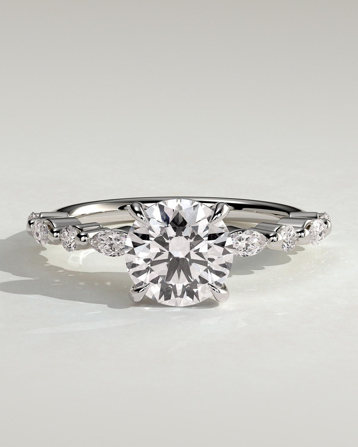 Emmeline – Runder Solitär Verlobungsring mit Akzentsteinen in 14k/18k Weißgold mit Labordiamant | Élysée Diamonds