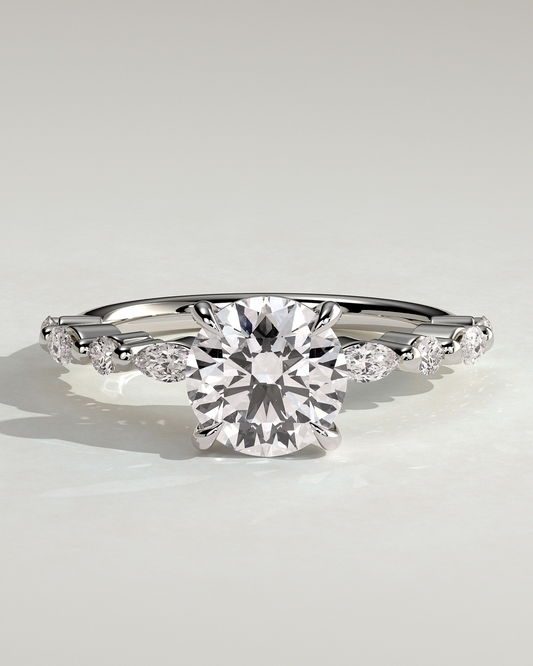 Emmeline – Runder Solitär Verlobungsring mit Akzentsteinen in 14k/18k Weißgold mit Labordiamant | Élysée Diamonds