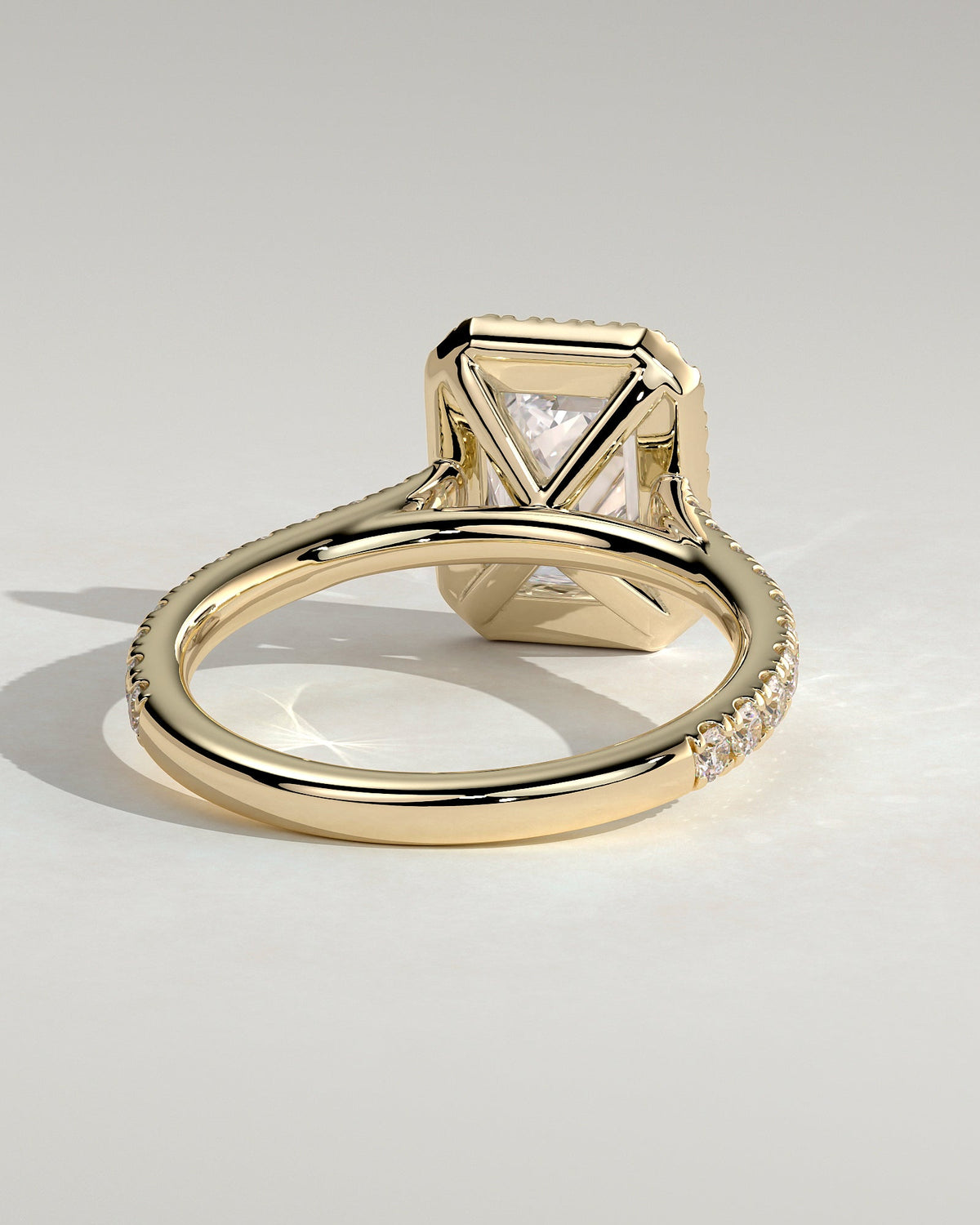 Elodie – Emerald Verlobungsring mit Halo & Pavé in 14k/18k Gelbgold mit Labordiamant, Ansicht 4 | Élysée Diamonds