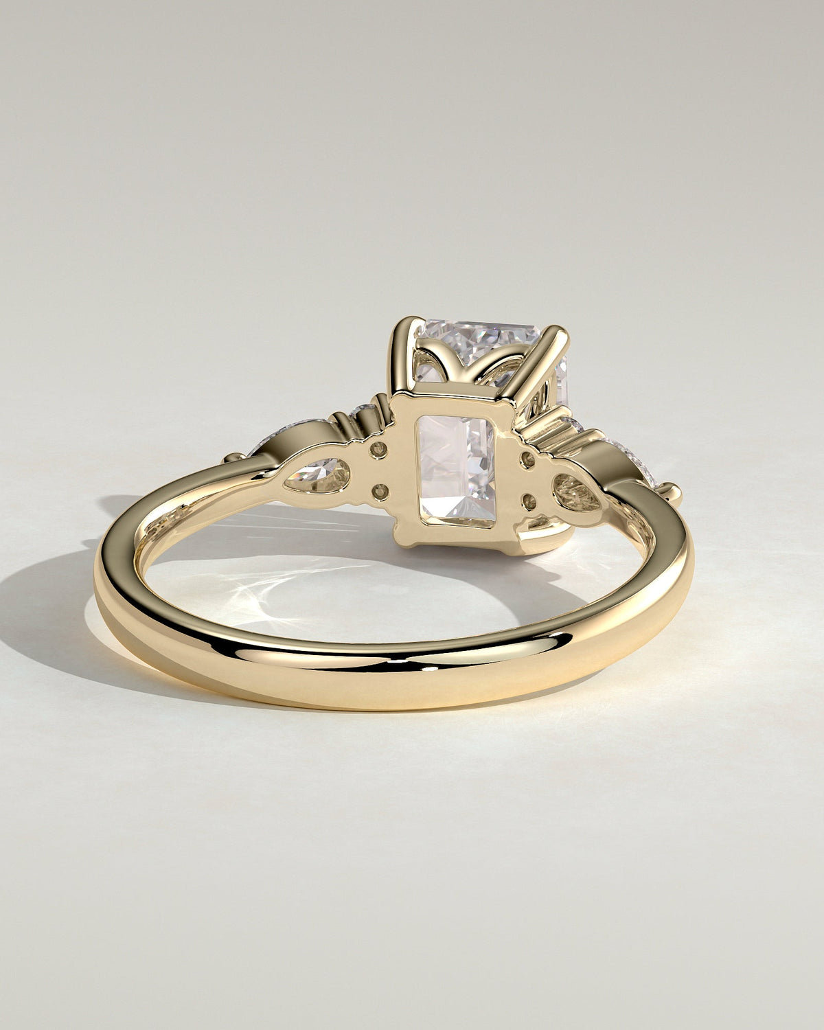 Aurora – Emerald Trilogy Verlobungsring in 14k/18k Gelbgold mit Labordiamant, Ansicht 4 | Élysée Diamonds