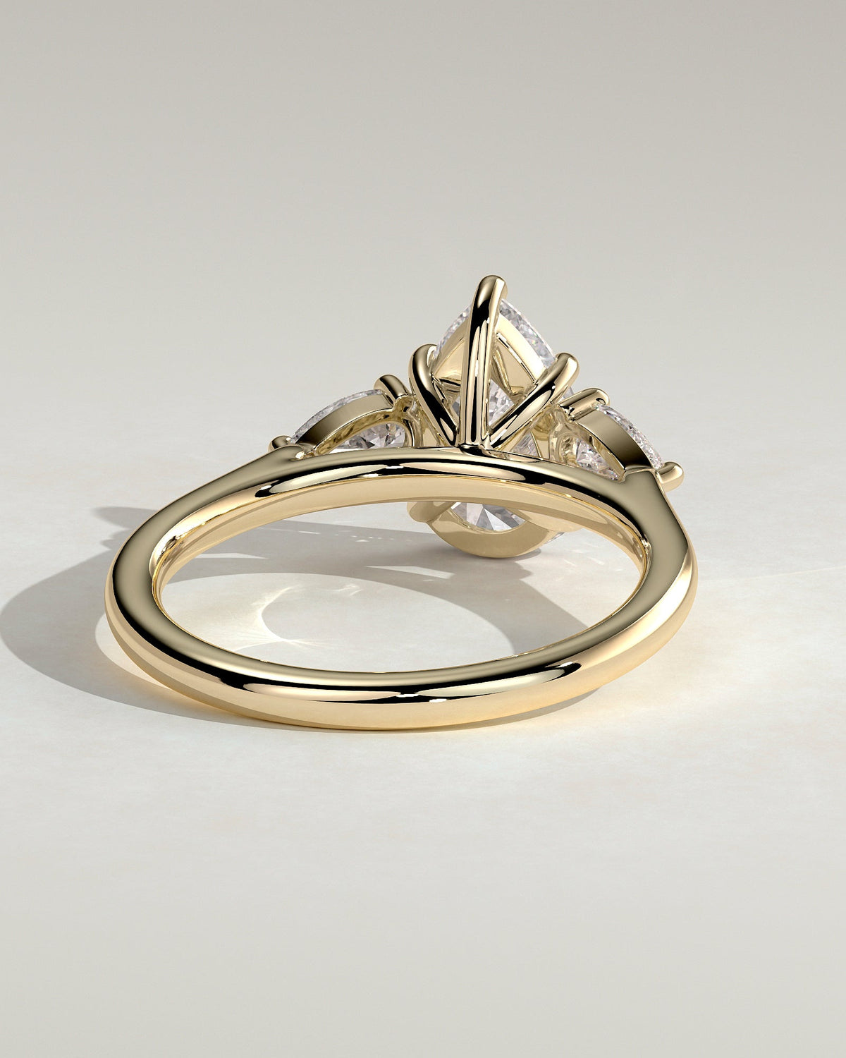 Serelle – Pear Trilogy Verlobungsring in 14k/18k Gelbgold mit Labordiamant, Ansicht 4 | Élysée Diamonds